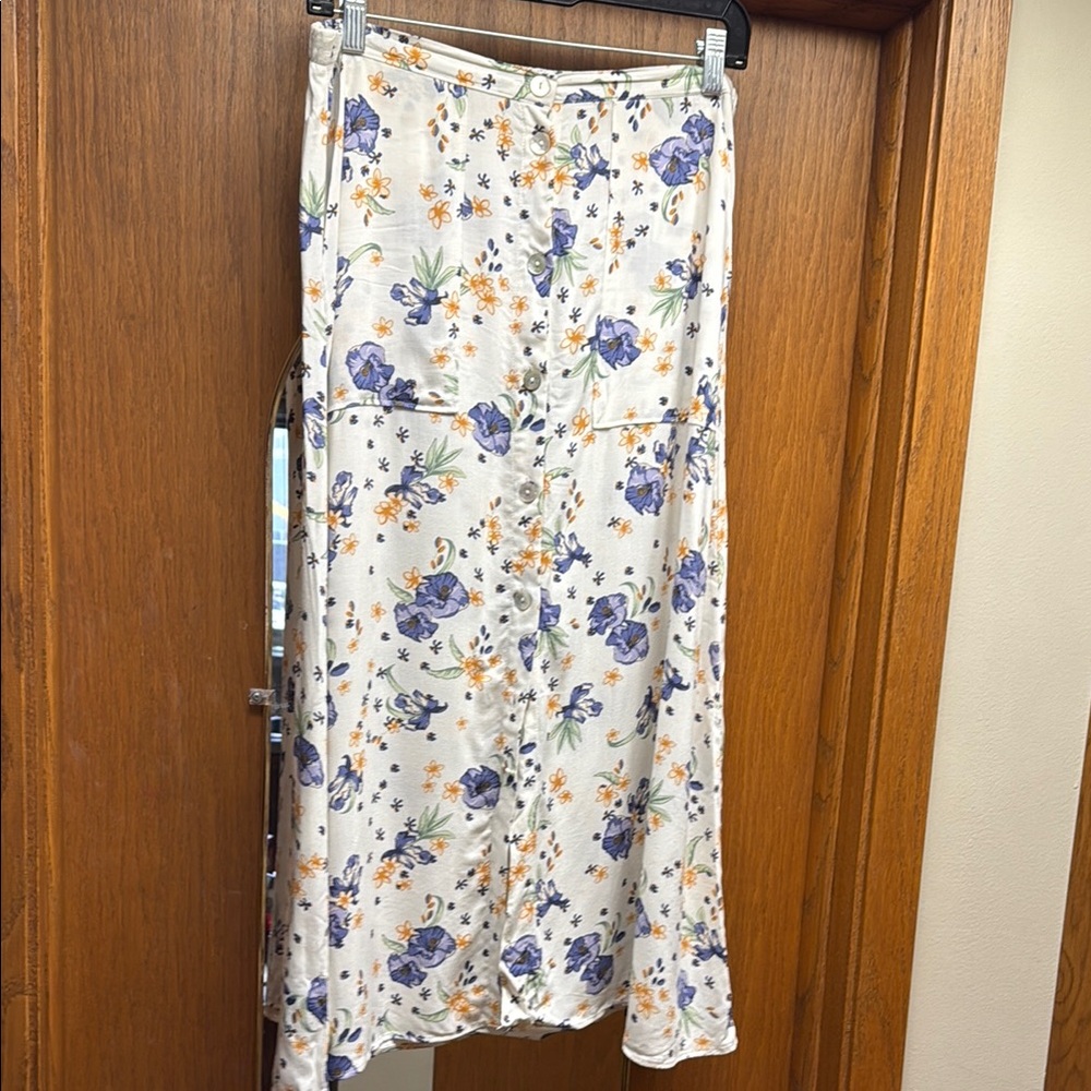 Chic Floral Midi Skirt in Cream and Blue